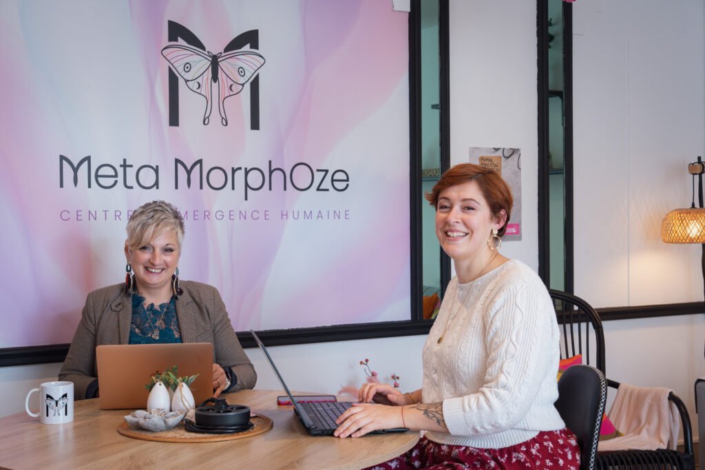 Photo de Marie Lestremau et Chloé Deshoulières, co-dirigeantes du Centre Meta MorphOze - Centre d'émergence humaine, là où tout se transforme toujours. Photo prise par Lucie Aladenize, Créa Sourire