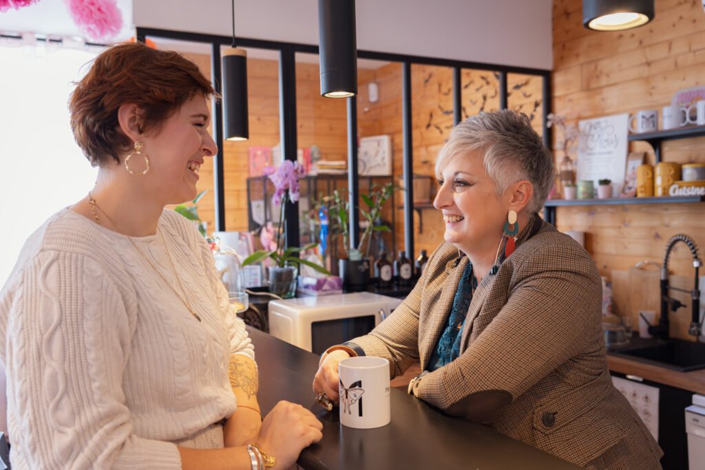 Photo de Marie Lestremau et Chloé Deshoulières, co-dirigeantes du Centre Meta MorphOze - Centre d'émergence humaine, là où tout se transforme toujours. Photo prise par Lucie Aladenize, Créa Sourire
