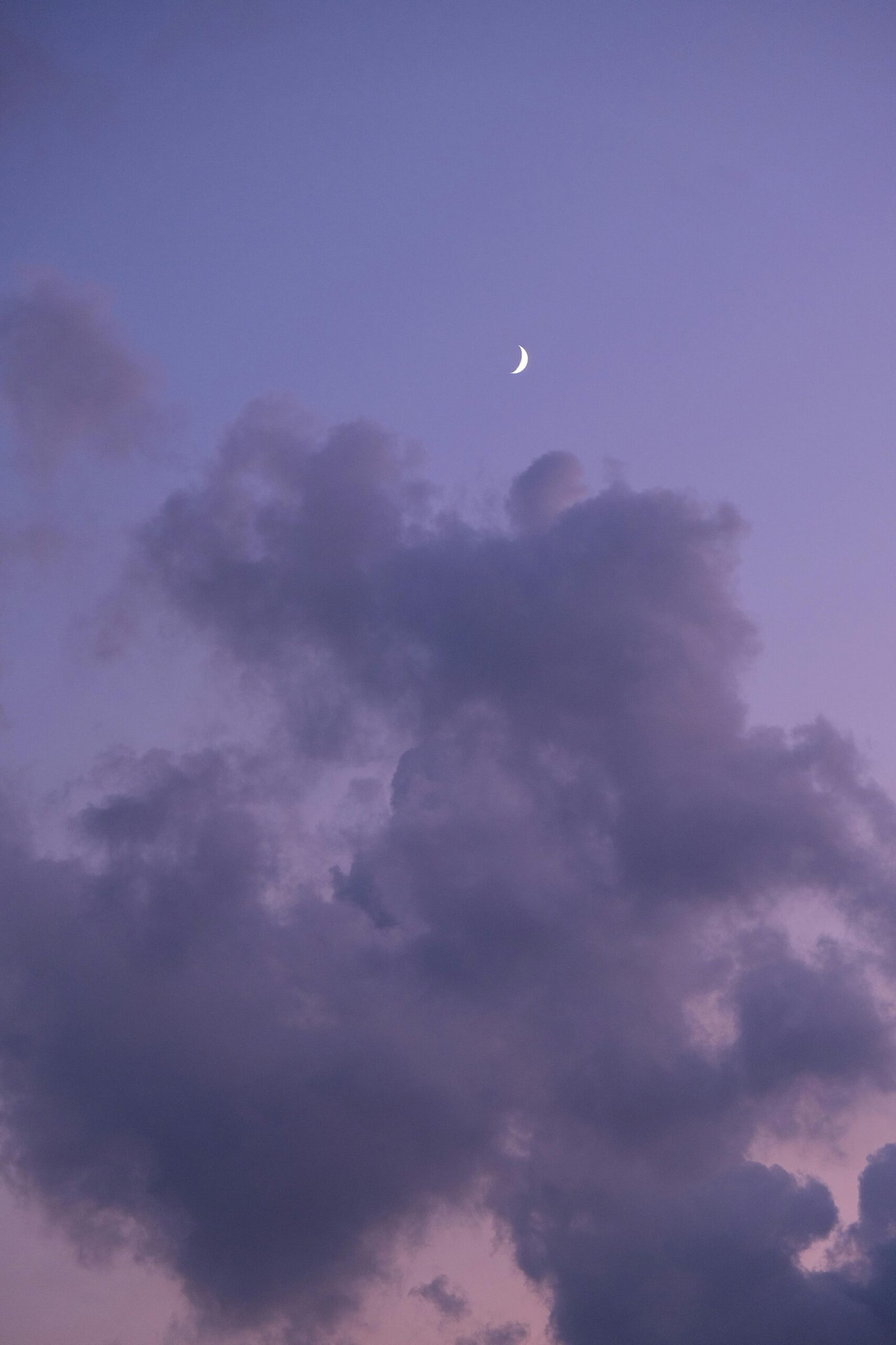 Image libre de droit Pexel - photo du ciel avec un croissant de lune dans des couleurs adaptées à l'offre Minuit Papillon du Centre Meta MorphOze - Centre d'émergence humaine
