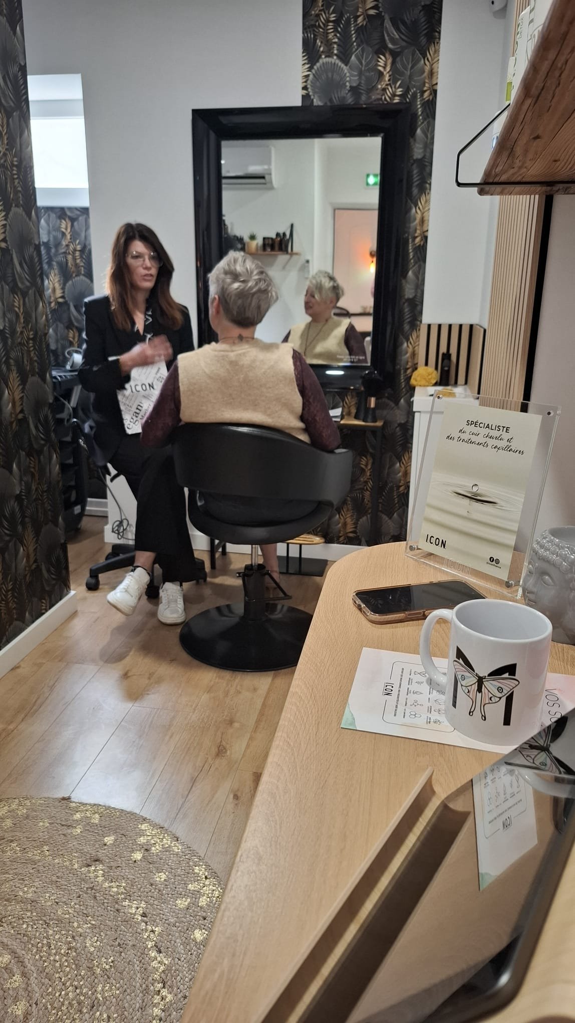 Photo de Chloé Deshoulières du Studio'L Hair Spa à Ligugé au sein du Centre Meta MorphOze - Centre d'émergence humaine, qui propose du diagnostic capillaire et de la mixologie adaptée à toutes les problématiques