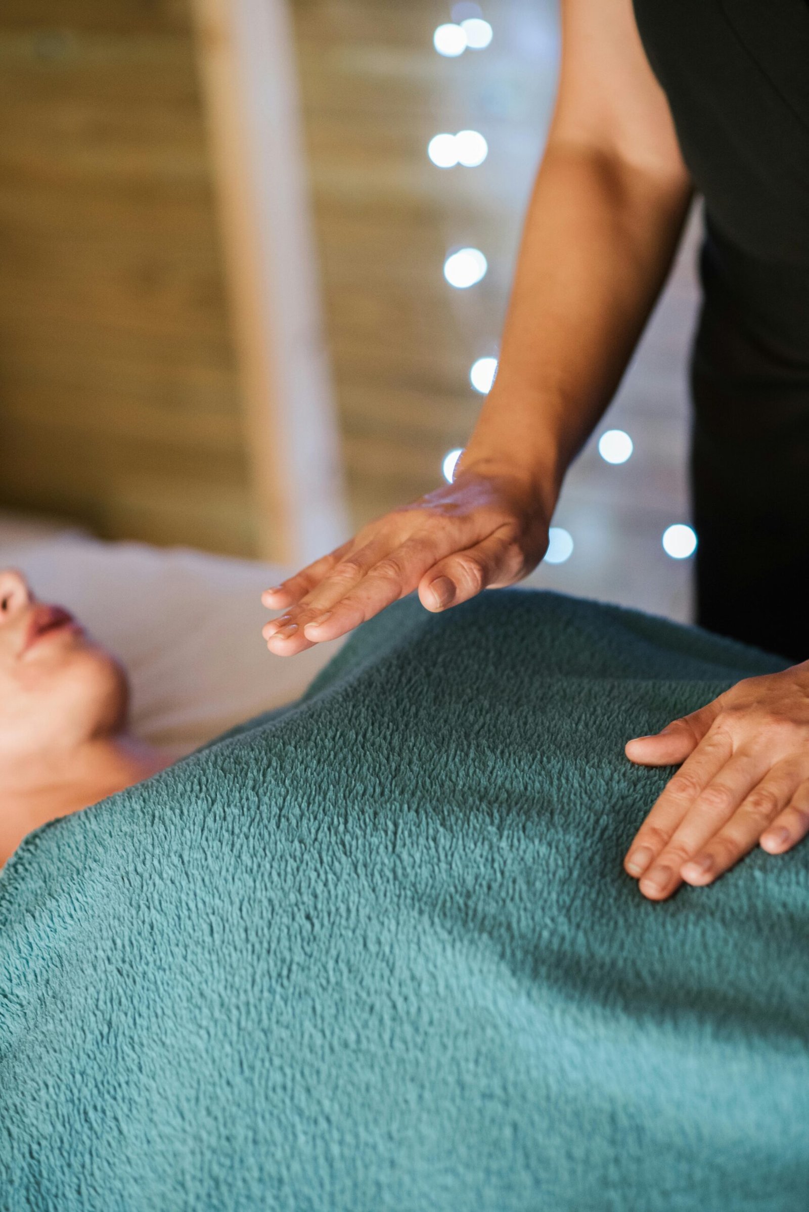image libre de droit pexel - soin reiki proposé par Marie Lestremau dans la gamme d'offres signature Minuit Papillon du Centre Meta MorphOze - Centre d'émergence humaine à Ligugé près de Poitiers