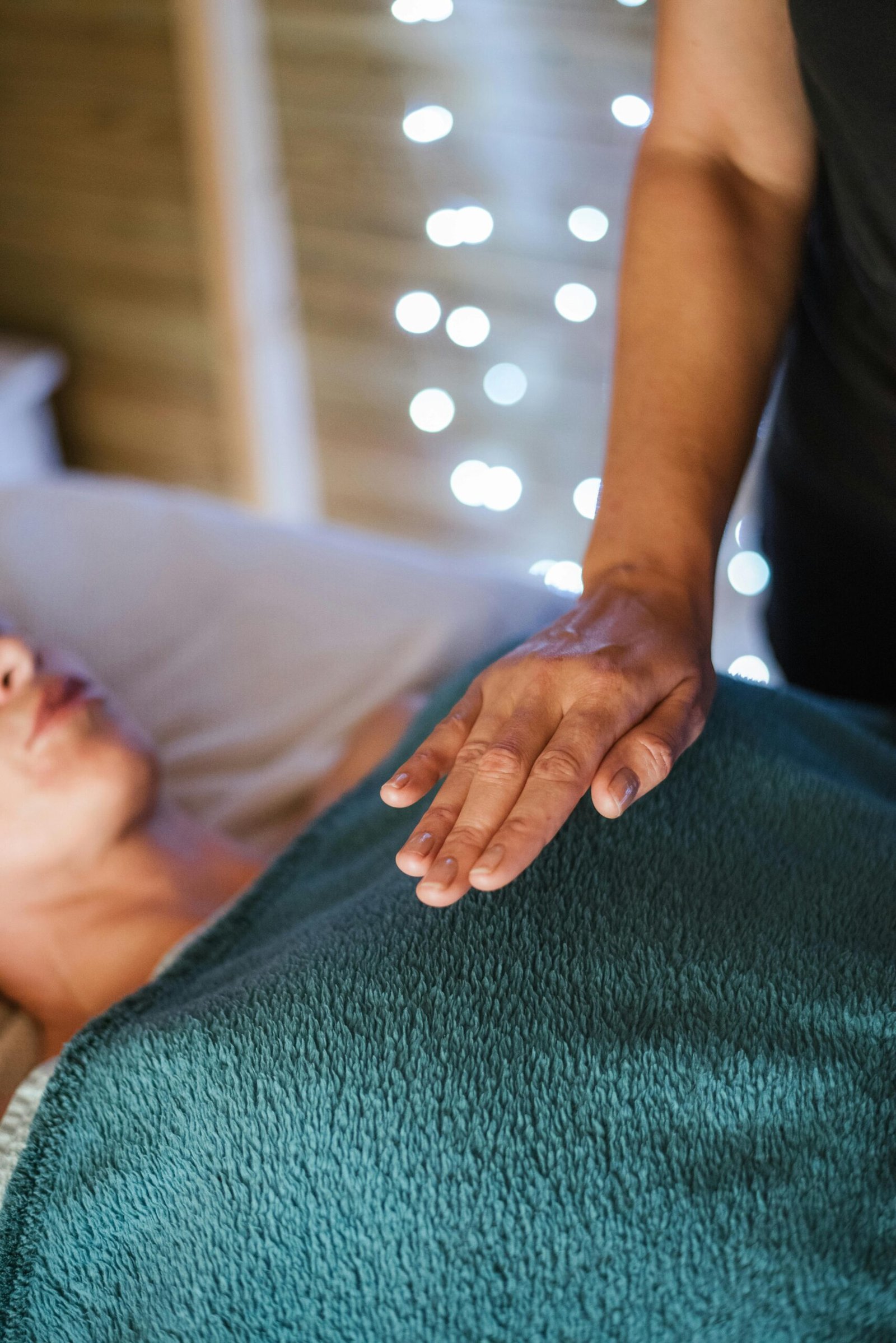 image libre de droit pexel - soin reiki proposé par Marie Lestremau dans la gamme d'offres signature Minuit Papillon du Centre Meta MorphOze - Centre d'émergence humaine à Ligugé près de Poitiers