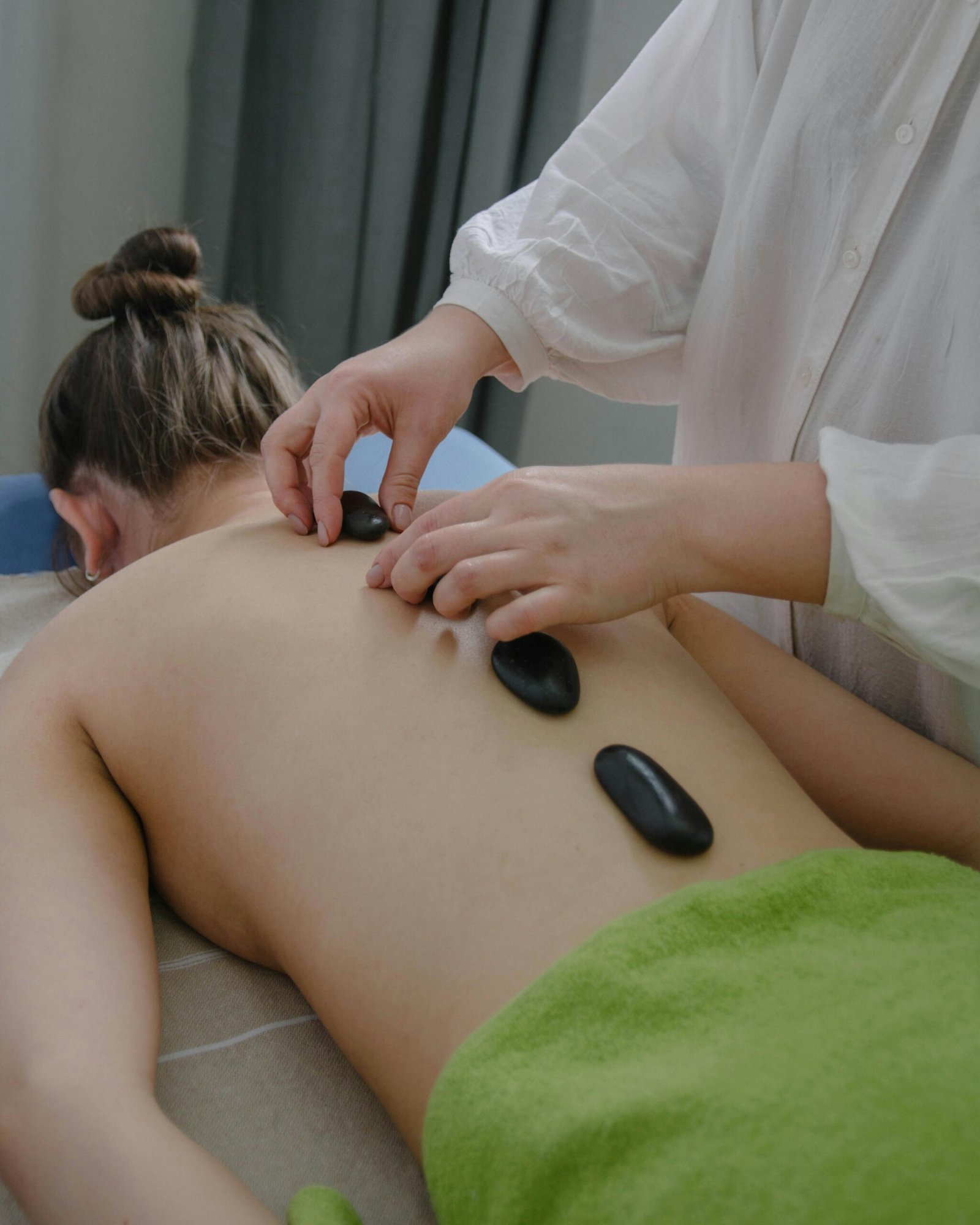 image libre de droit - pexel, bien-être, détente, massage aux pierres chaudes, massage thérapeutique avec Marie Lestremau, professionnelle du Centre Meta Morphoze - Centre d'émergence humaine à Ligugé 