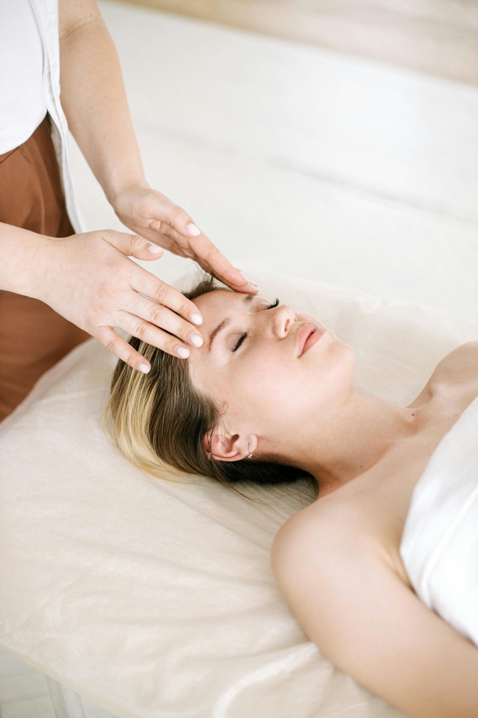 image libre de droit pexel - soin reiki proposé par Marie Lestremau dans la gamme d'offres signature Minuit Papillon du Centre Meta MorphOze - Centre d'émergence humaine à Ligugé près de Poitiers